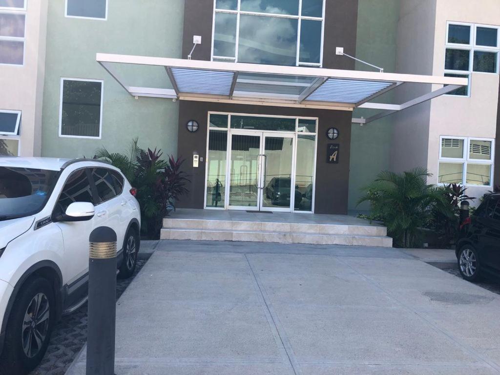 Lovely 2 Bedroom C̅ Netflix Across National Stadium Kingston Extérieur photo